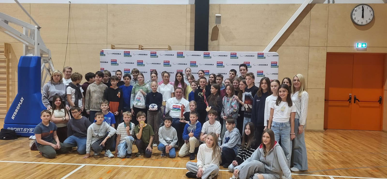 Ādažu vidusskolā viesojas titulētais paralimpietis Aigars Apinis
